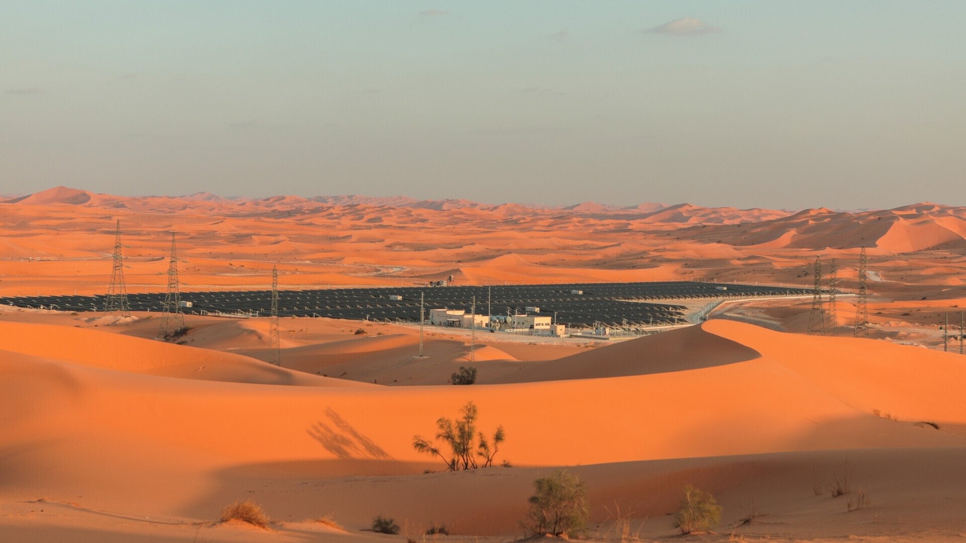 Impianto fotovoltaico Algeria Vista aerea di un impianto fotovoltaico in Algeria, in un contesto desertico