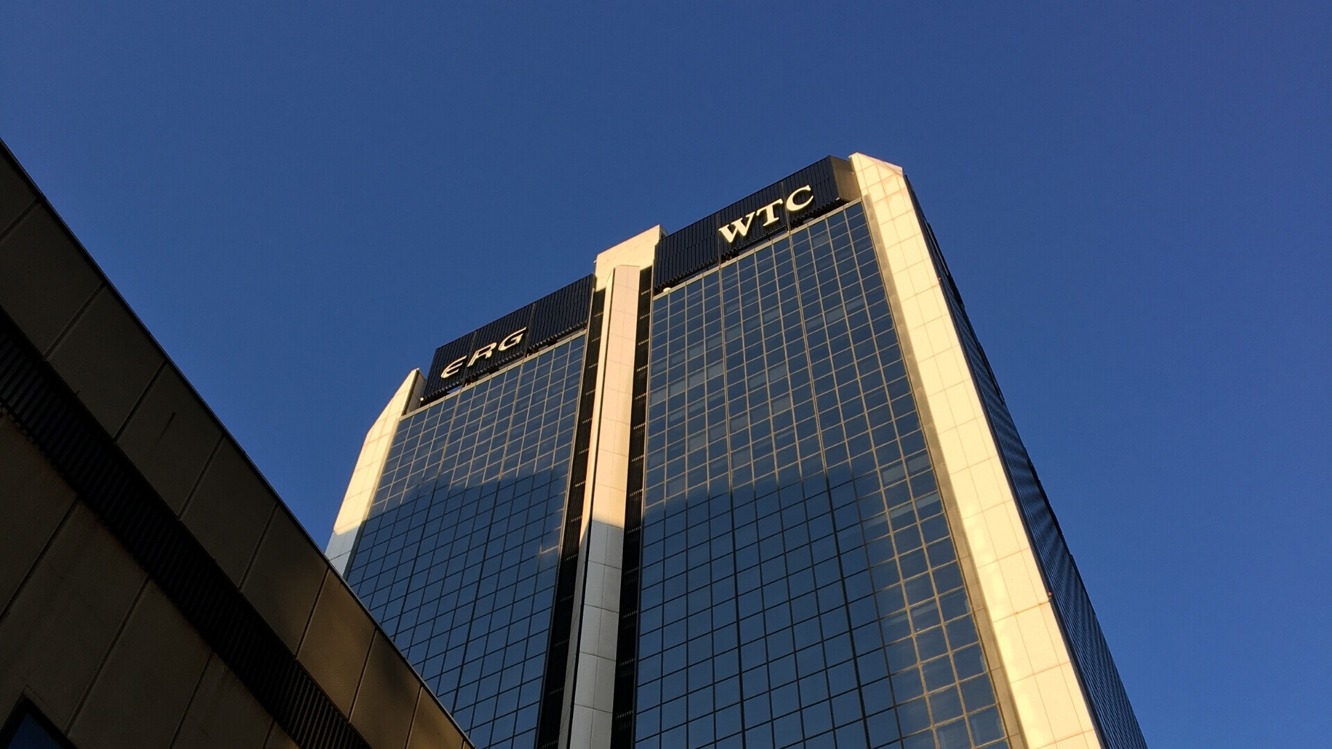 Vista esterna della sede principale di ERG con logo visibile.