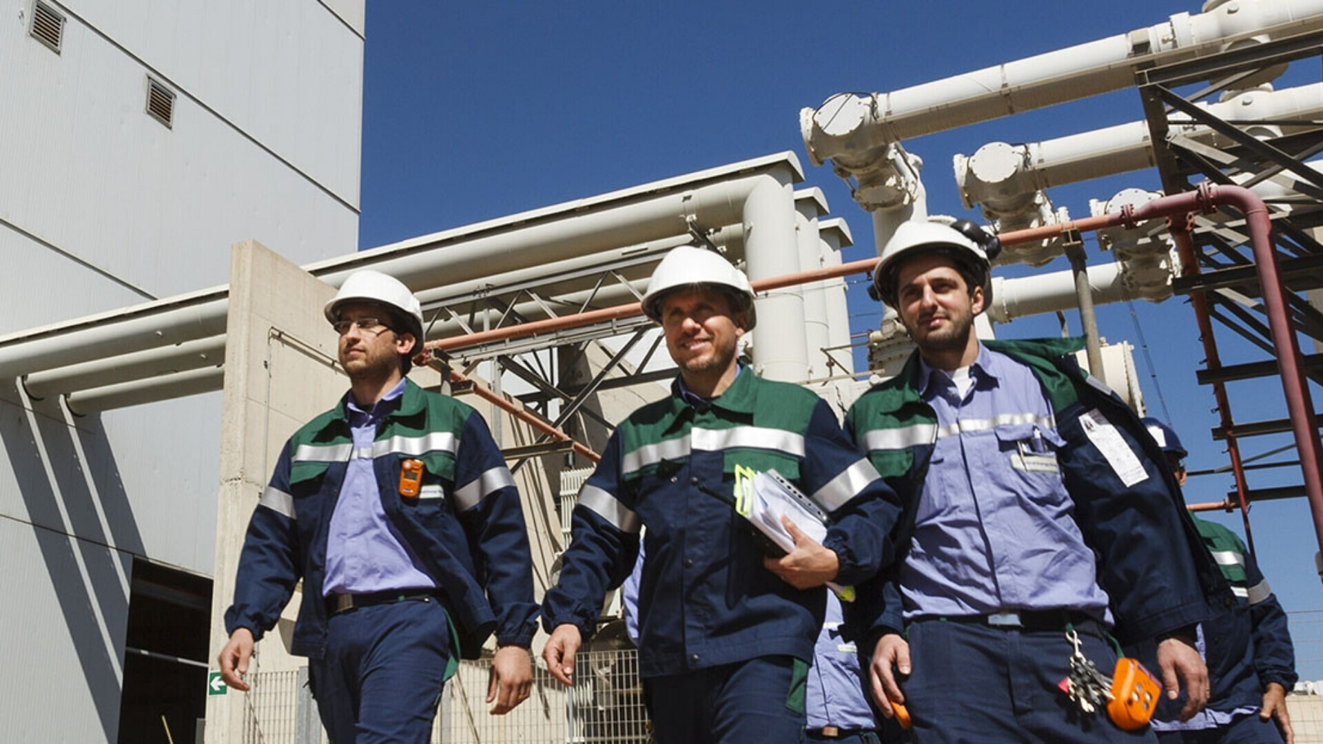 Gruppo di collaboratori ERG in ambiente professionale.