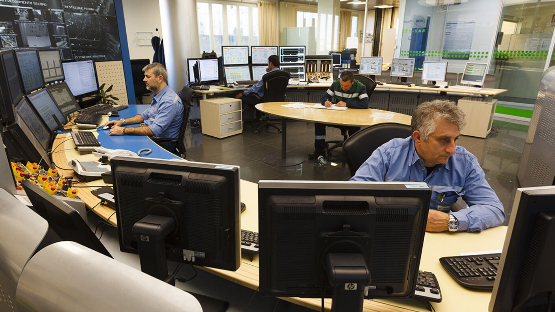 Sala di controllo ERG Sala di controllo ERG con monitor e personale operativo.