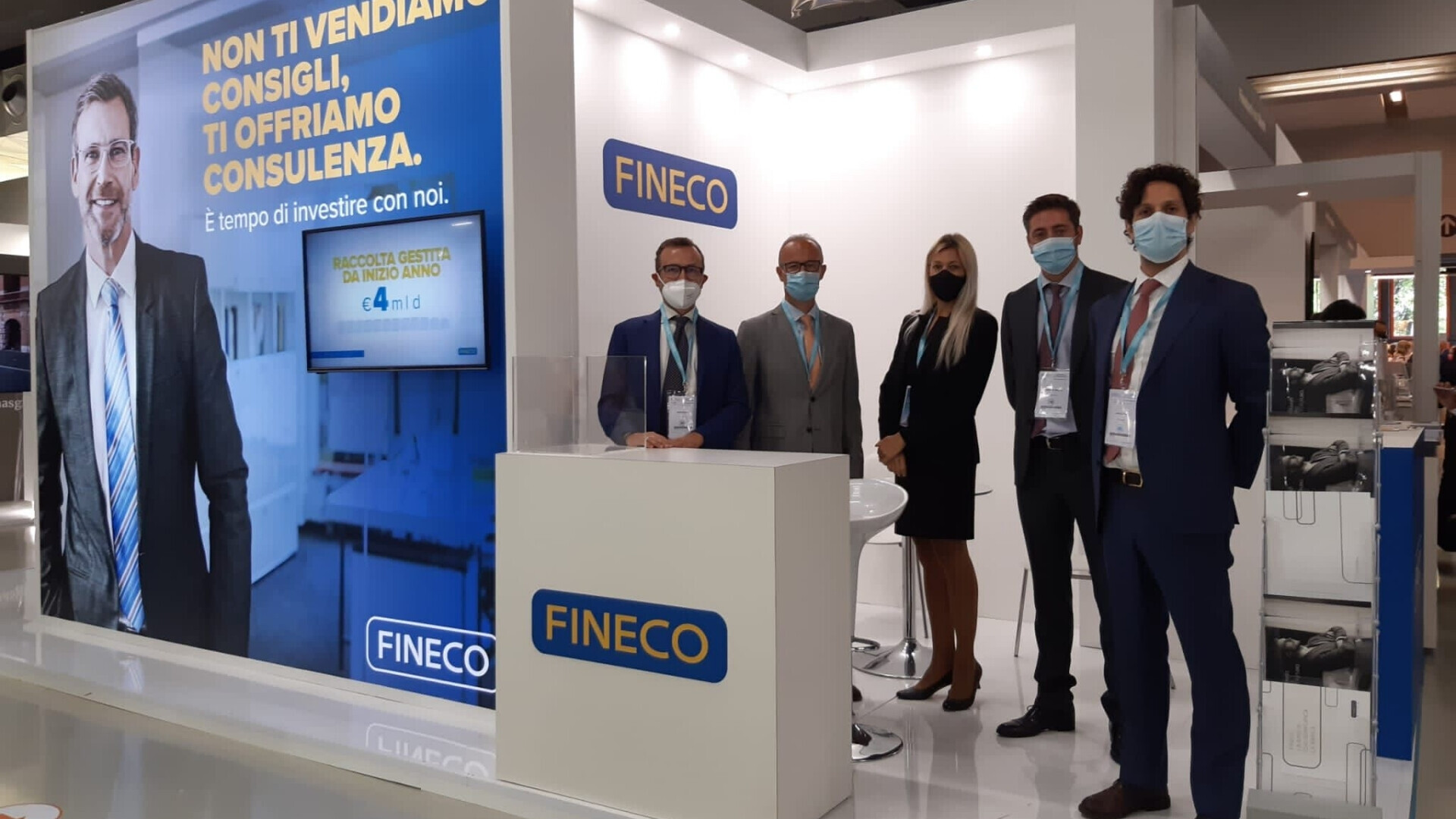Stand Fineco allestito per eventi o fiere, con materiali promozionali.