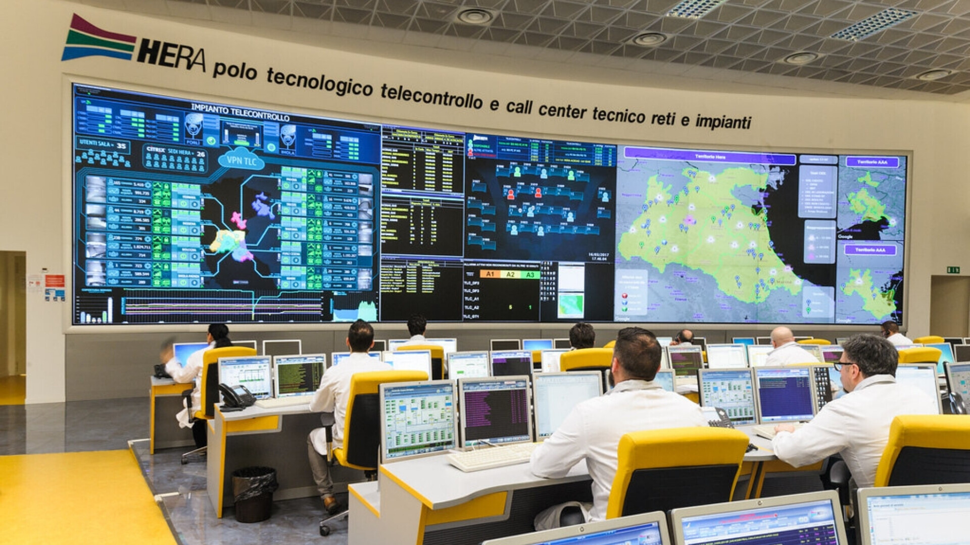 Personale al lavoro nel polo tecnologico di telecontrollo di Hera