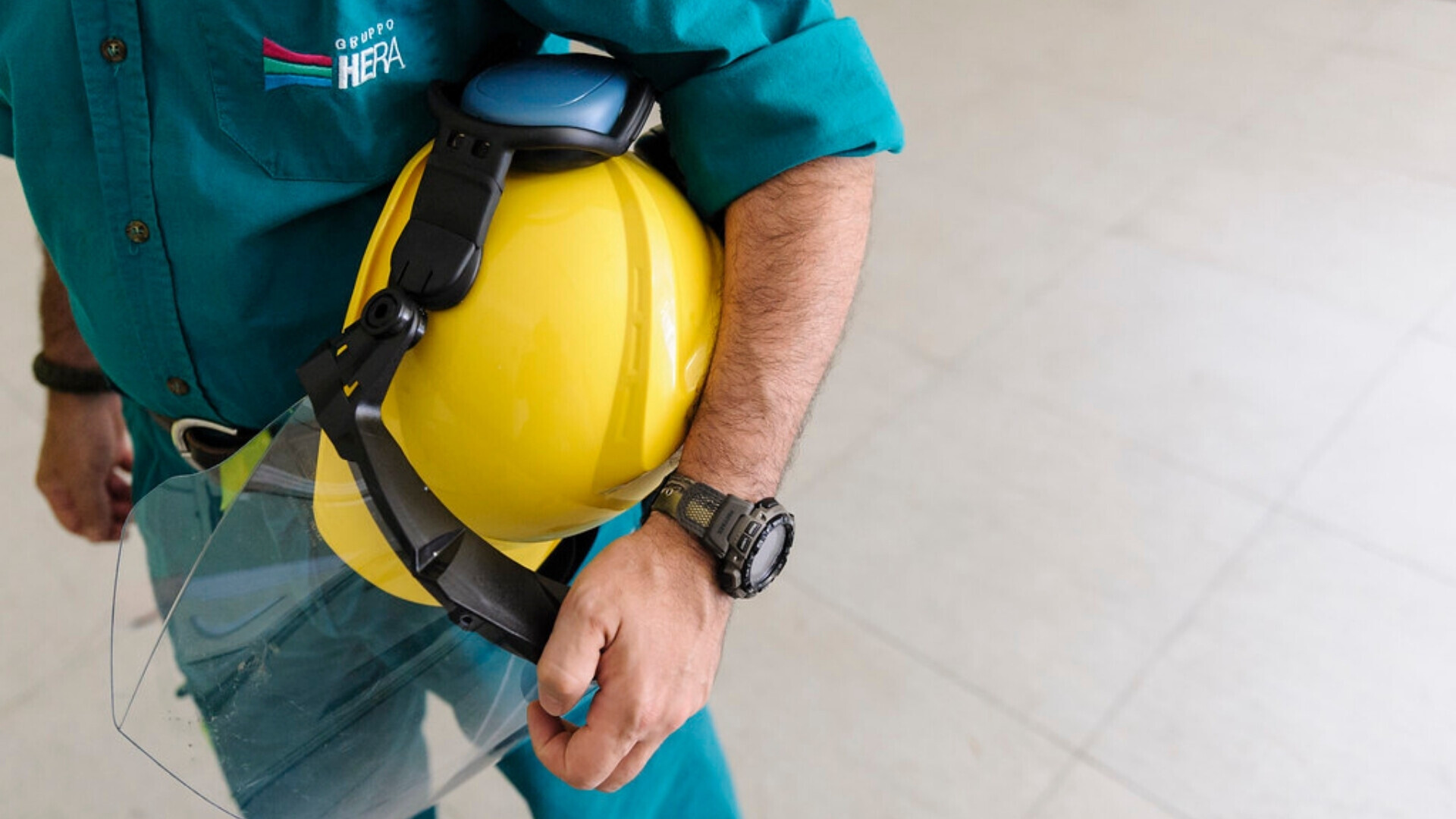 Particolare di strumenti di lavoro di un dipendente Hera