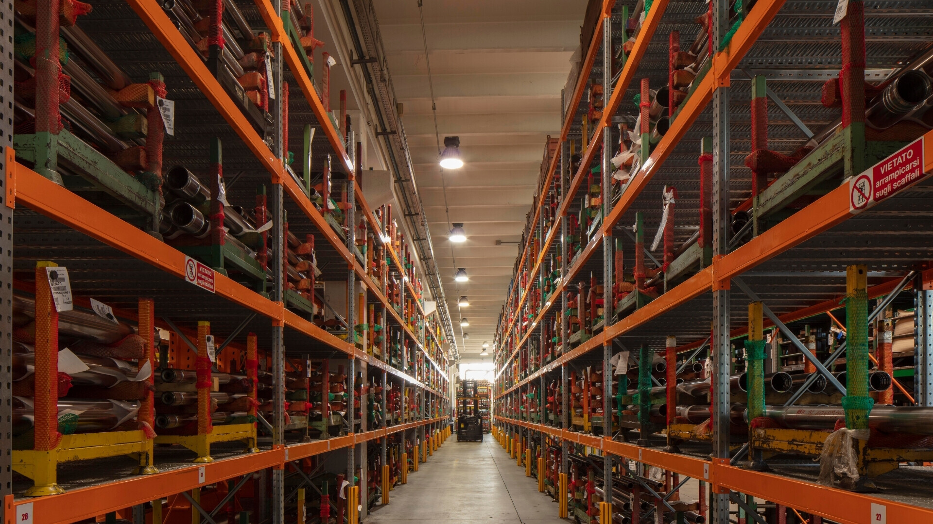 Dettaglio Magazzino Particolare interno del magazzino Interpump, con scaffalature organizzate e scaffali carichi di materiali pronti per la distribuzione.