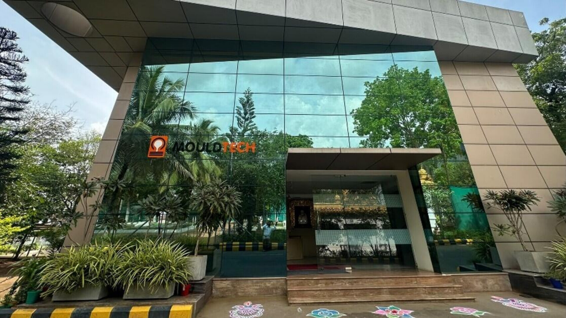 L’ingresso principale dell’azienda Interpump, con accesso moderno e accogliente verso gli spazi industriali e amministrativi.