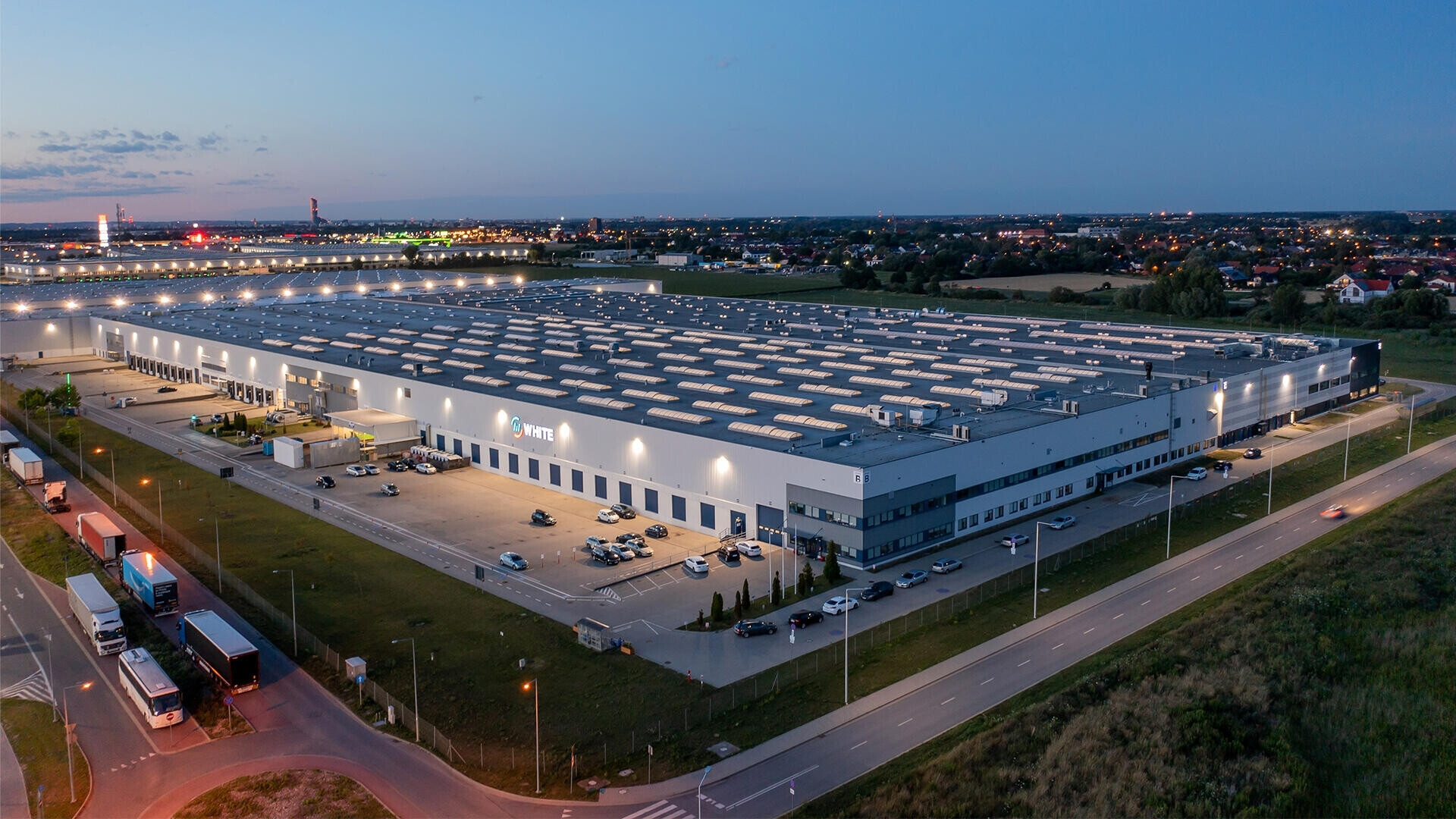 Ripresa panoramica dall’alto dello stabilimento Interpump, che mostra l’ampiezza degli spazi produttivi e logistici.