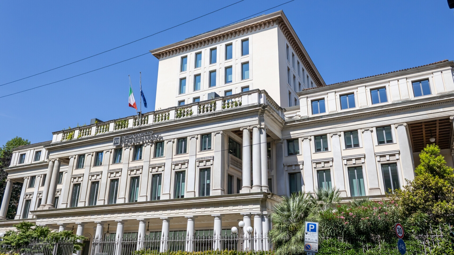 Milano, 26 maggio 2025. Ufficio aziendale di una banca privata in Via Montebello.