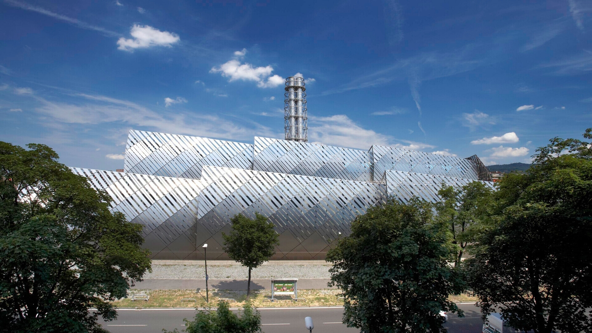 Vista frontale dell'impianto termoelettrico della centrale del politecnico di Iren