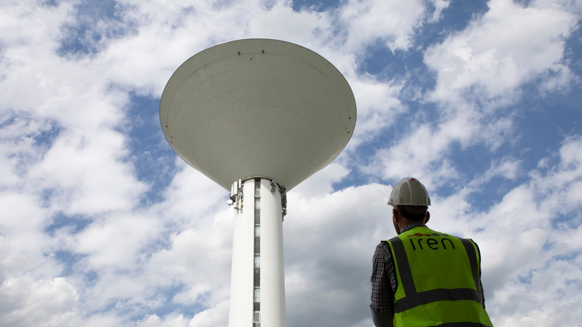 Dipendente iren che guarda l'impianto idrico di Reggio Emilia