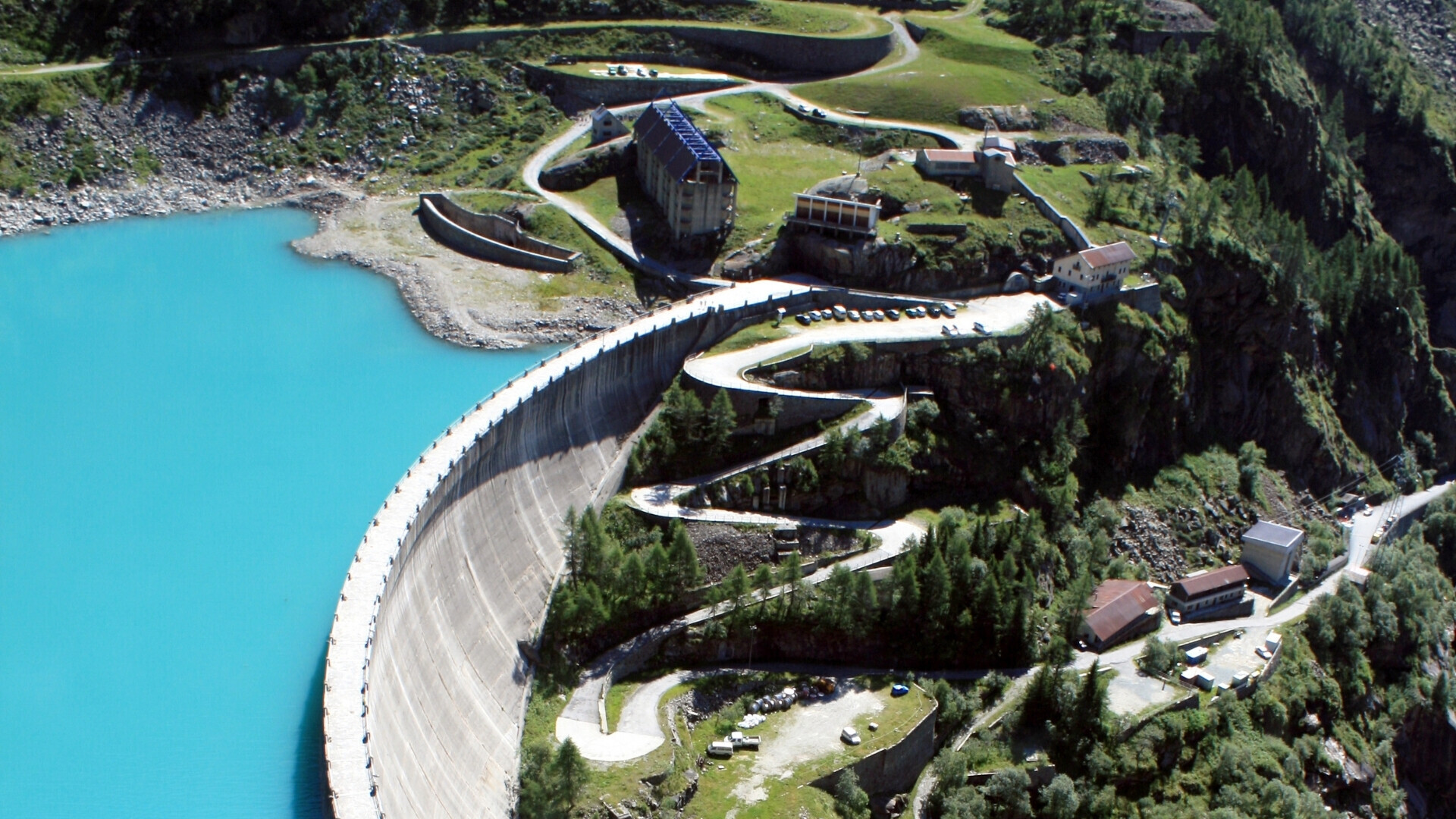 Contesto montano in cui si inserisce una diga di un impianto idroelettrico di Telessio Rosone, Iren