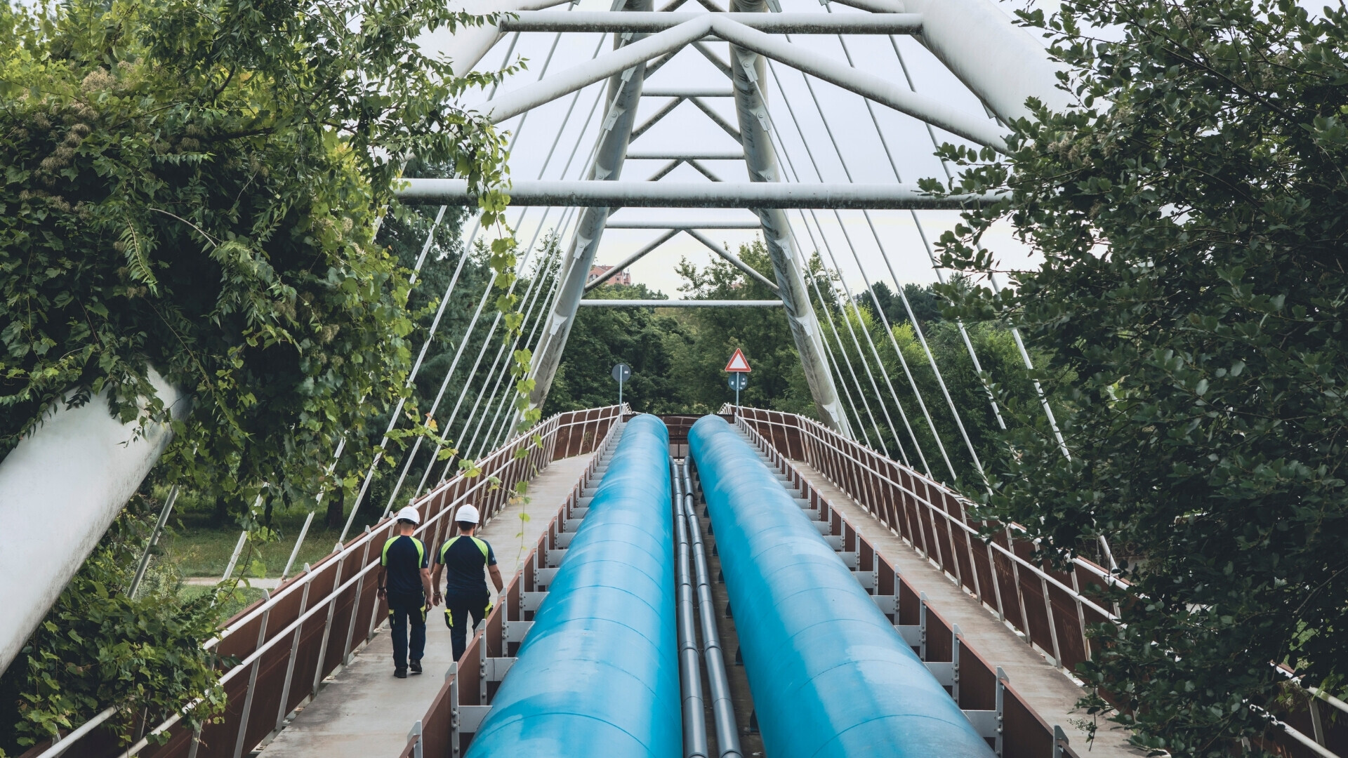 Personale Iren al lavoro per controllo e manutenzione delle reti di teleriscaldamento 