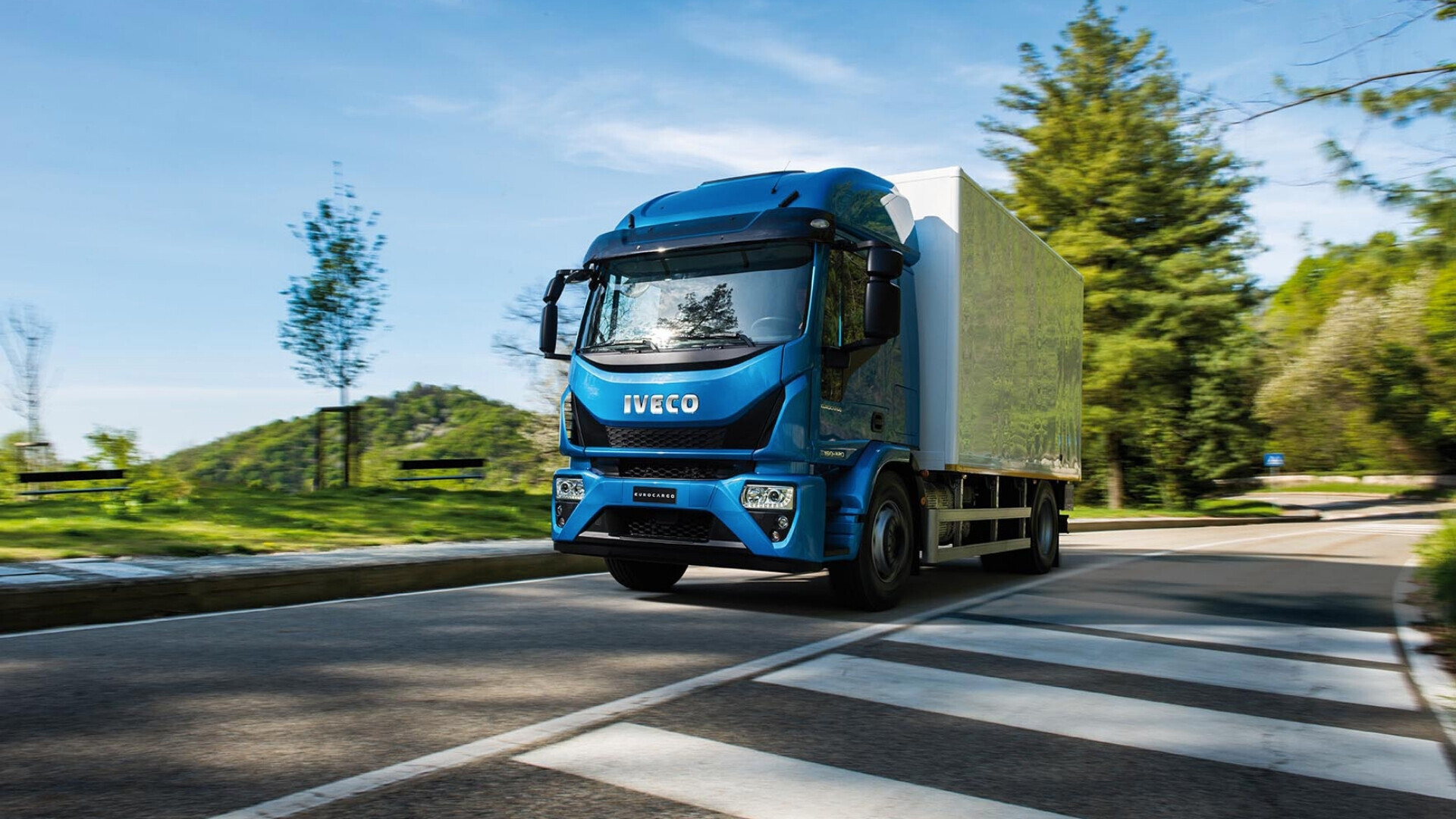 Autotreno Iveco di colore blu in sosta su strada.