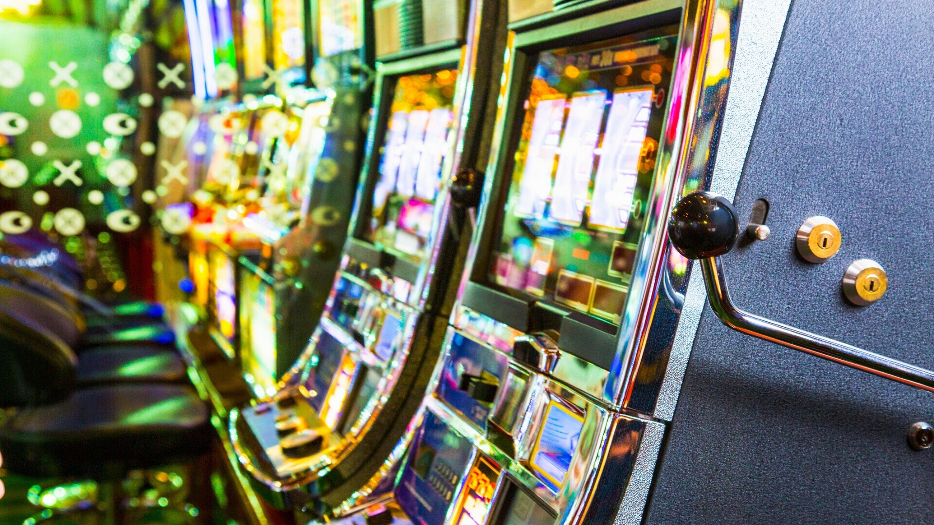 File di slot machine illuminate all’interno di un casinò.