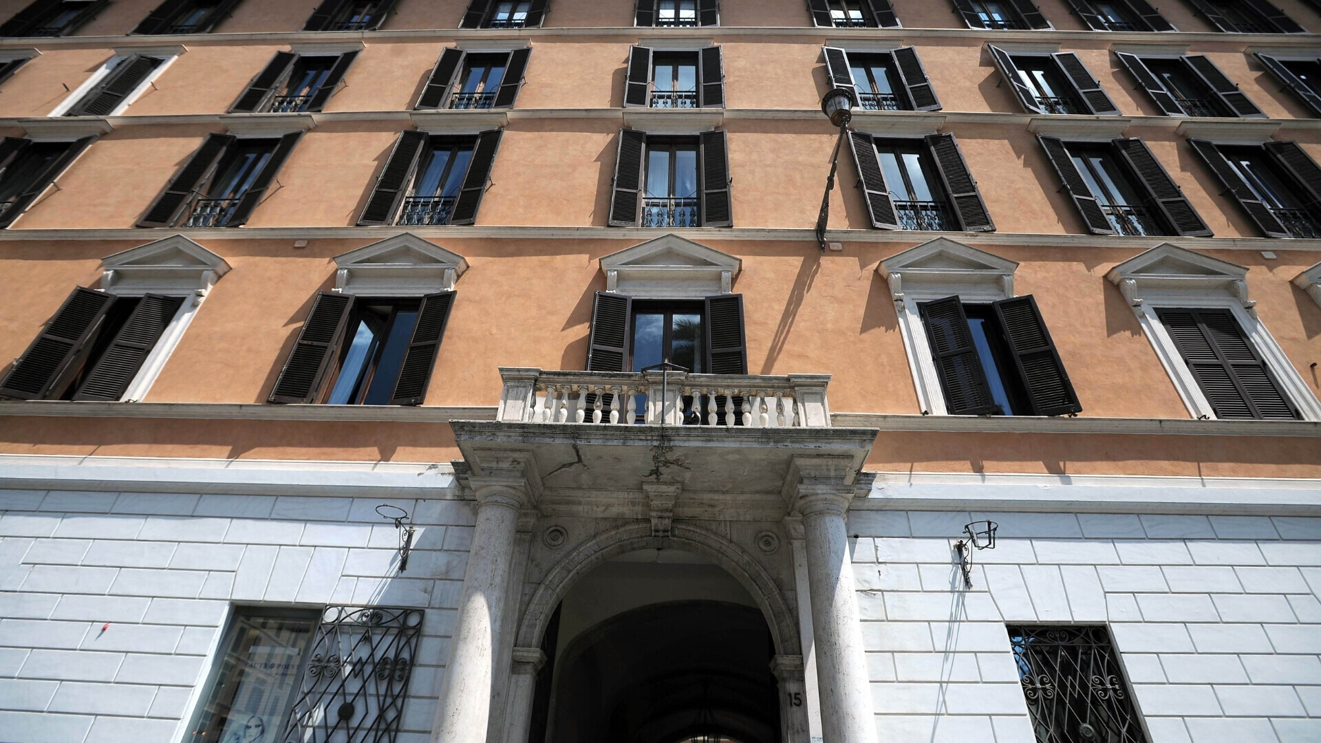 Rappresentaza Roma Piazza di Spagna Ingresso della sede di Mediobanca in Piazza di Spagna