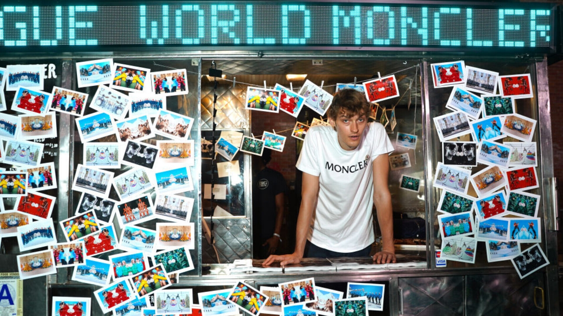 Moncler a VOGUE World: New York New York, 12 settembre 2022. Carrello di Moncler per le strade durante VOGUE World.