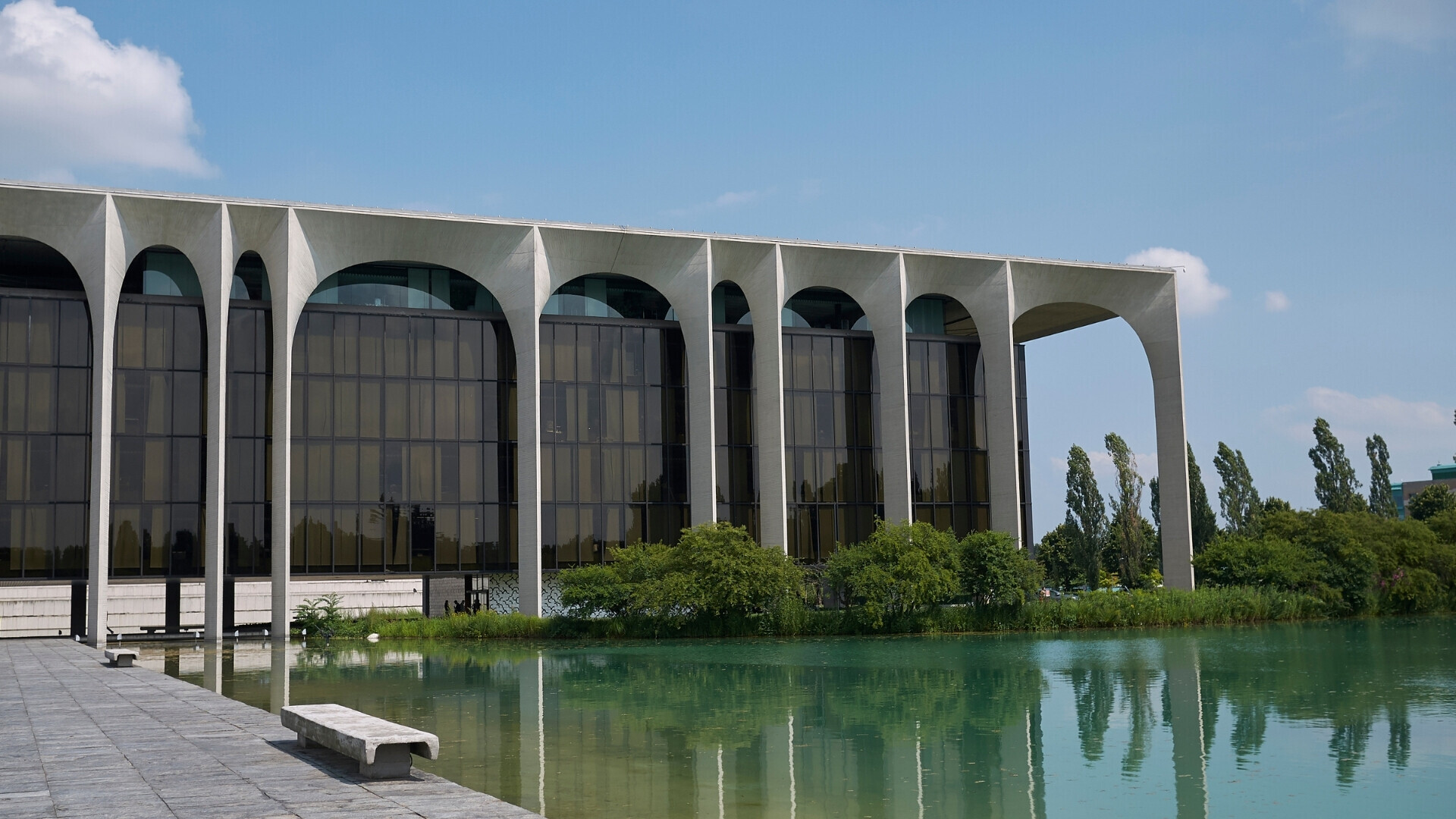 Sede Mondadori, Segrate Palazzo Mondadori a Segrate realizzato da Oscar Niemeyer