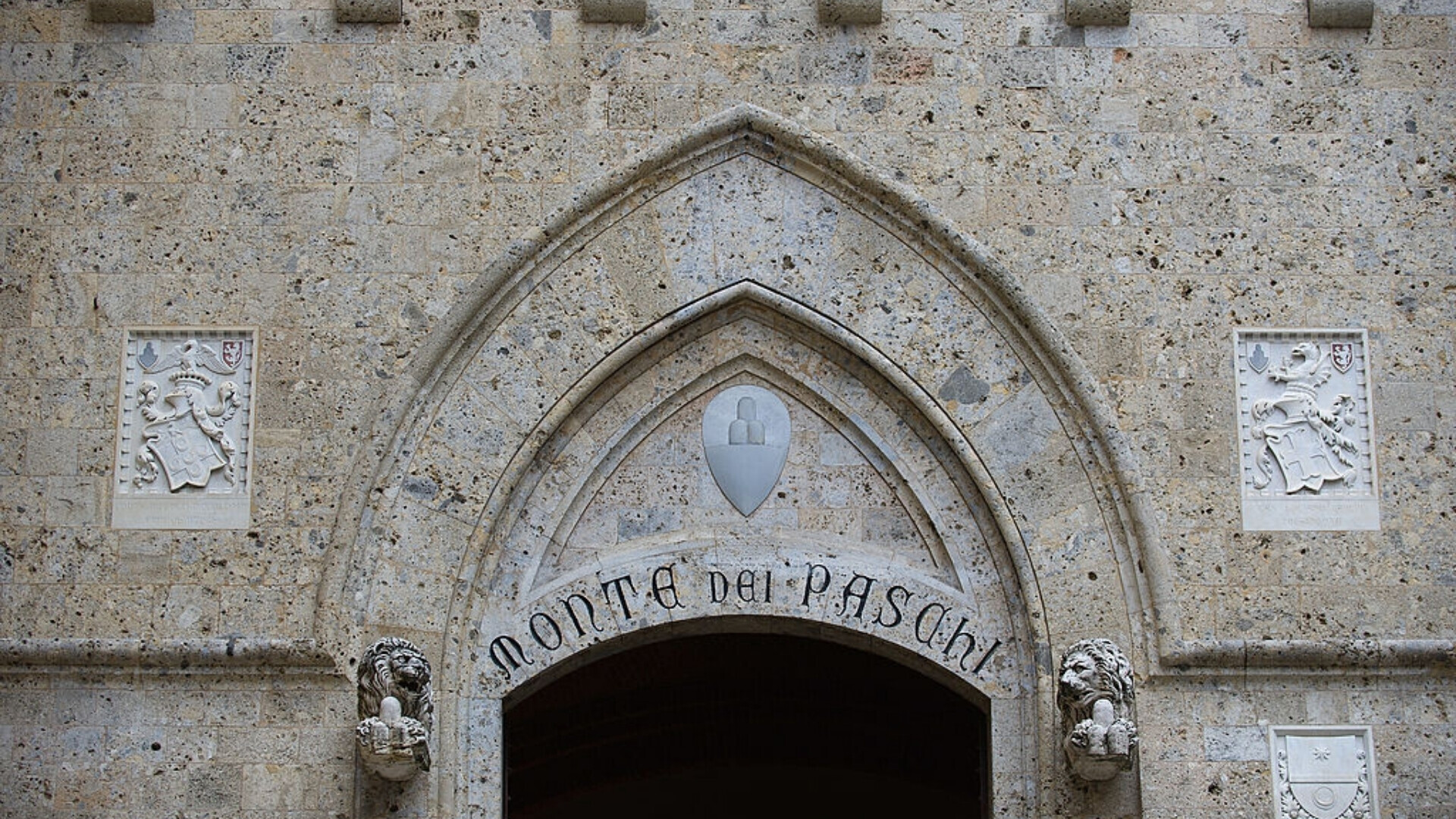 Arco antico, ingresso banca Monte dei Paschi di Siena
