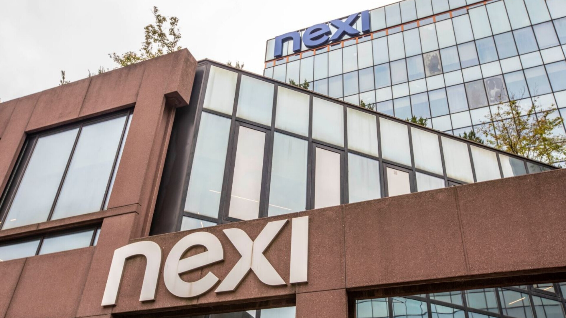 Panoramica di più edifici appartenenti al gruppo Nexi.