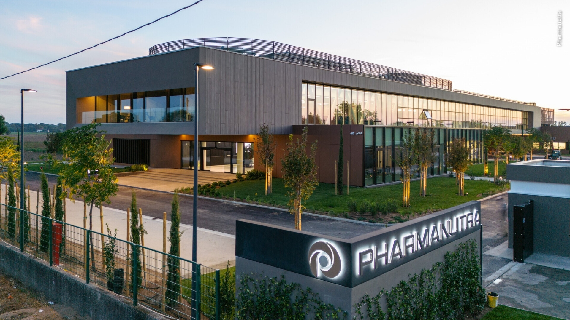 Ingresso sede Pharmanutra Vista dell’ingresso principale di Pharmanutra, con porte e logo visibili.