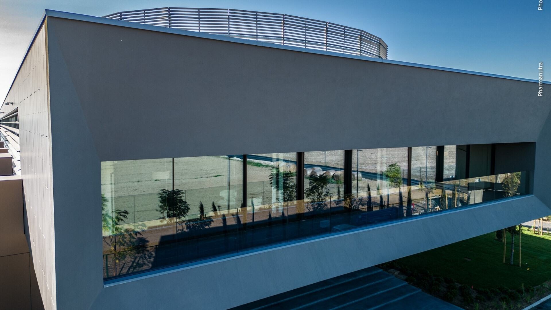 Vista frontale sede Pharmanutra Veduta frontale della sede di Pharmanutra, mostrando l’intera facciata e l’entrata principale.