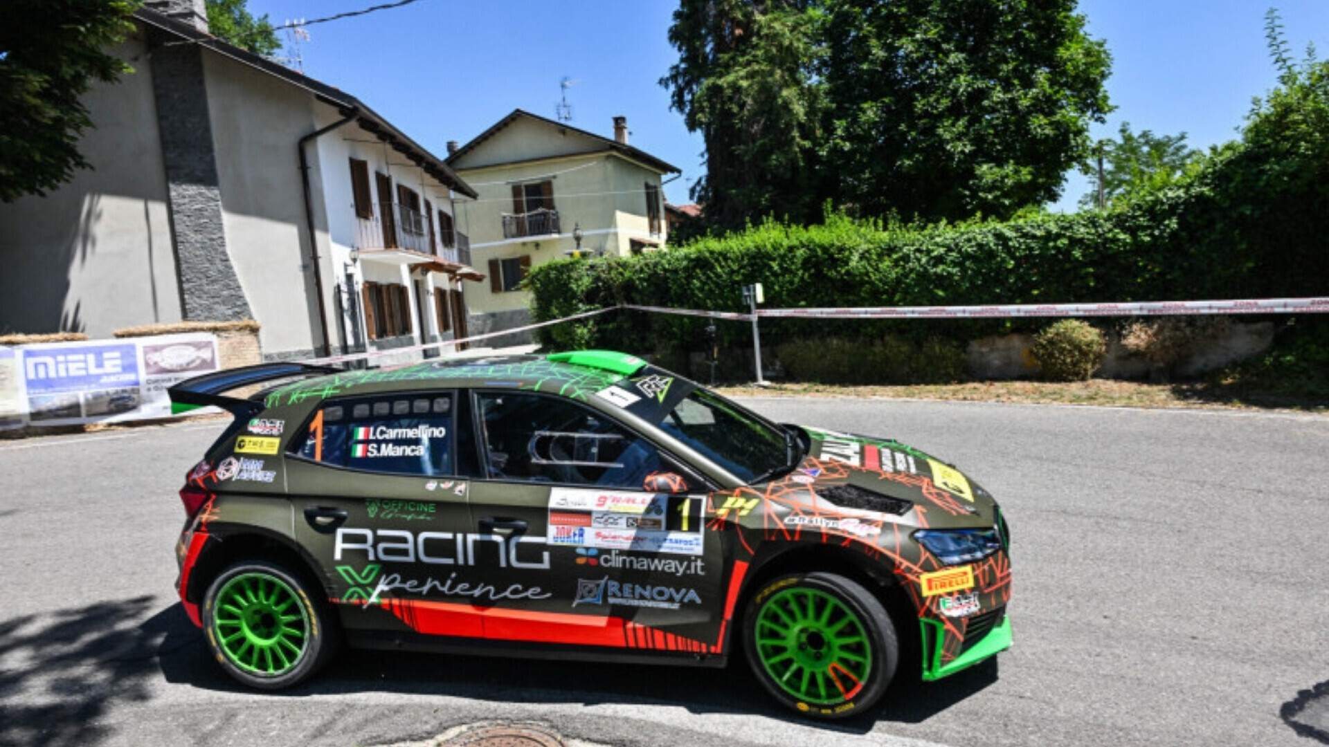 Pilota Carmellino durante una gara, con pneumatici Pirelli 800, in azione su pista asfaltata ad alte prestazioni.
