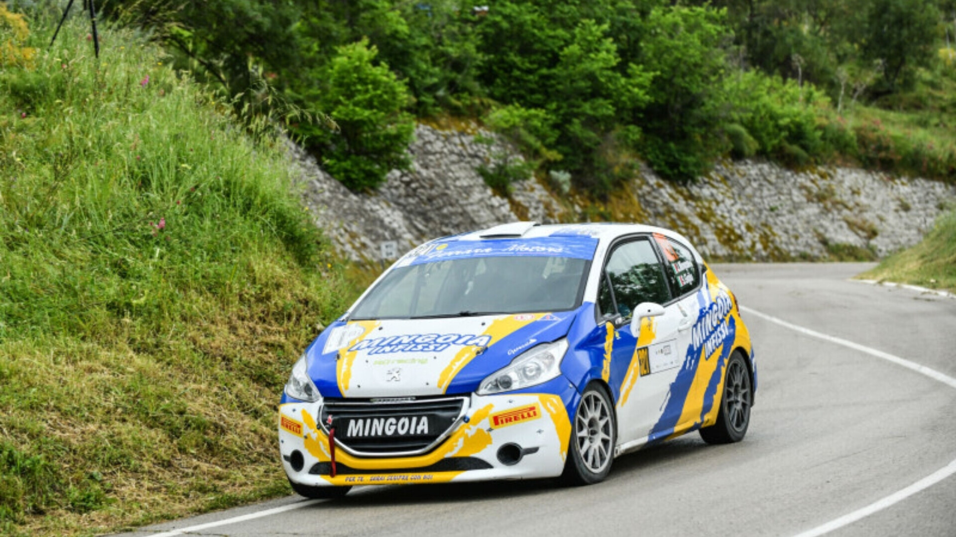 Mingoia Jerry in sella alla sua moto da corsa con gomme Pirelli 800, mentre affronta un tratto di circuito tecnico.