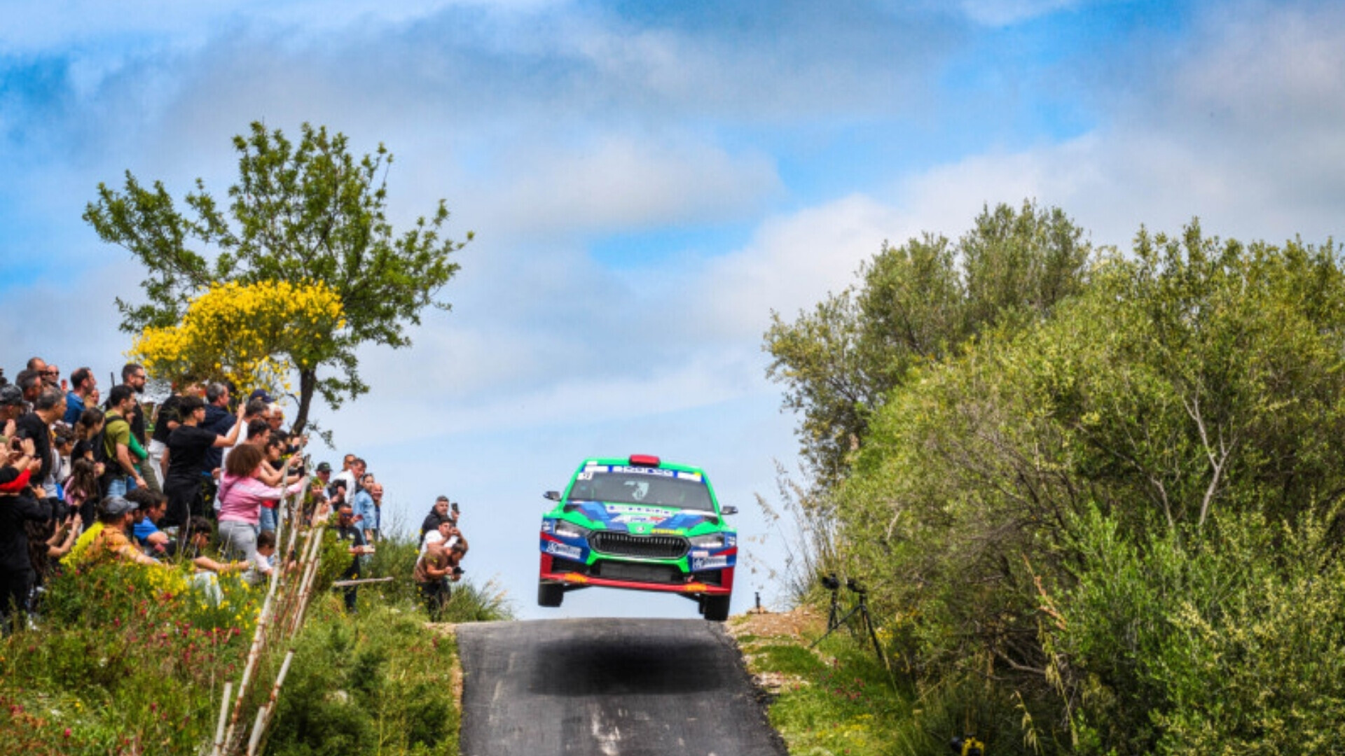 Pollara in competizione automobilistica con pneumatici Pirelli 800, ripreso nel pieno dell’azione in pista.