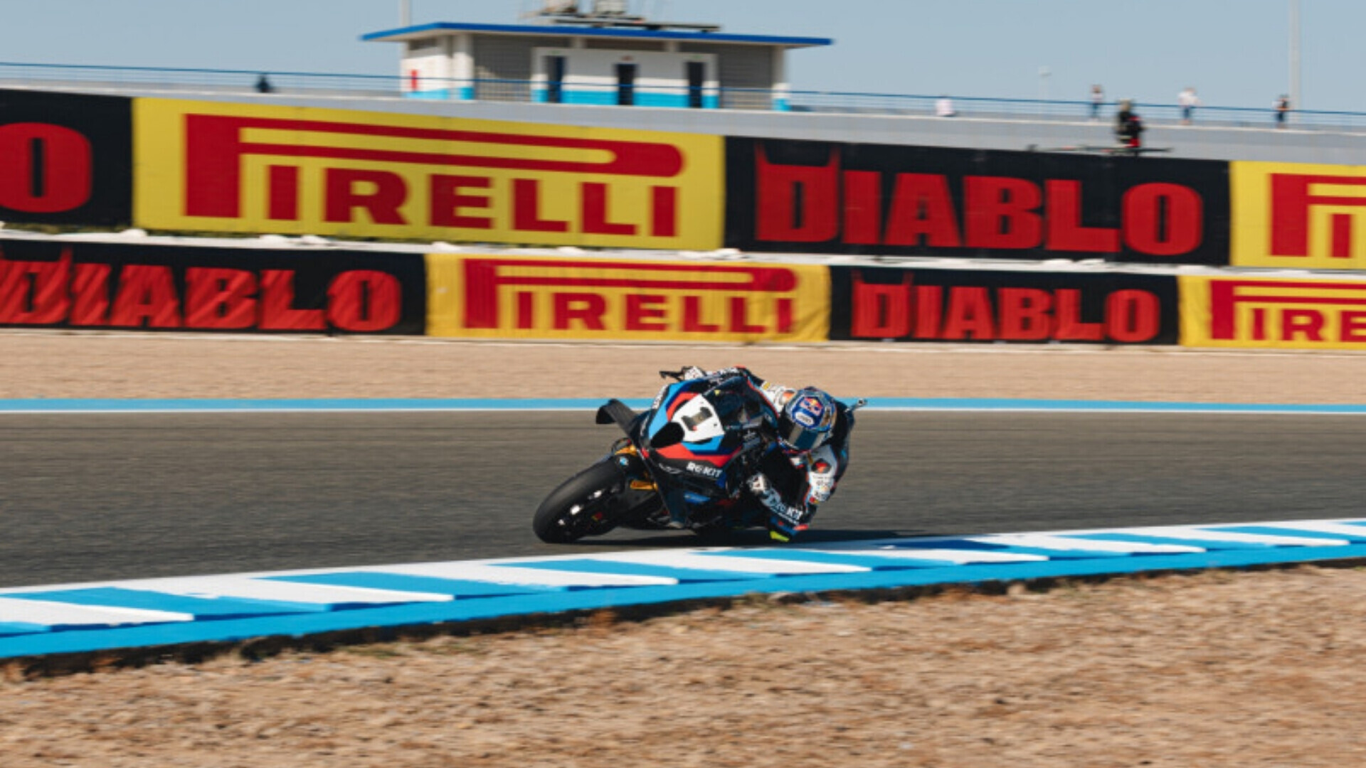 Pirelli 800 toprak razgatliog bmw Il pilota Toprak Razgatlioglu su moto BMW con pneumatici Pirelli 800, impegnato in una curva durante il campionato Superbike.