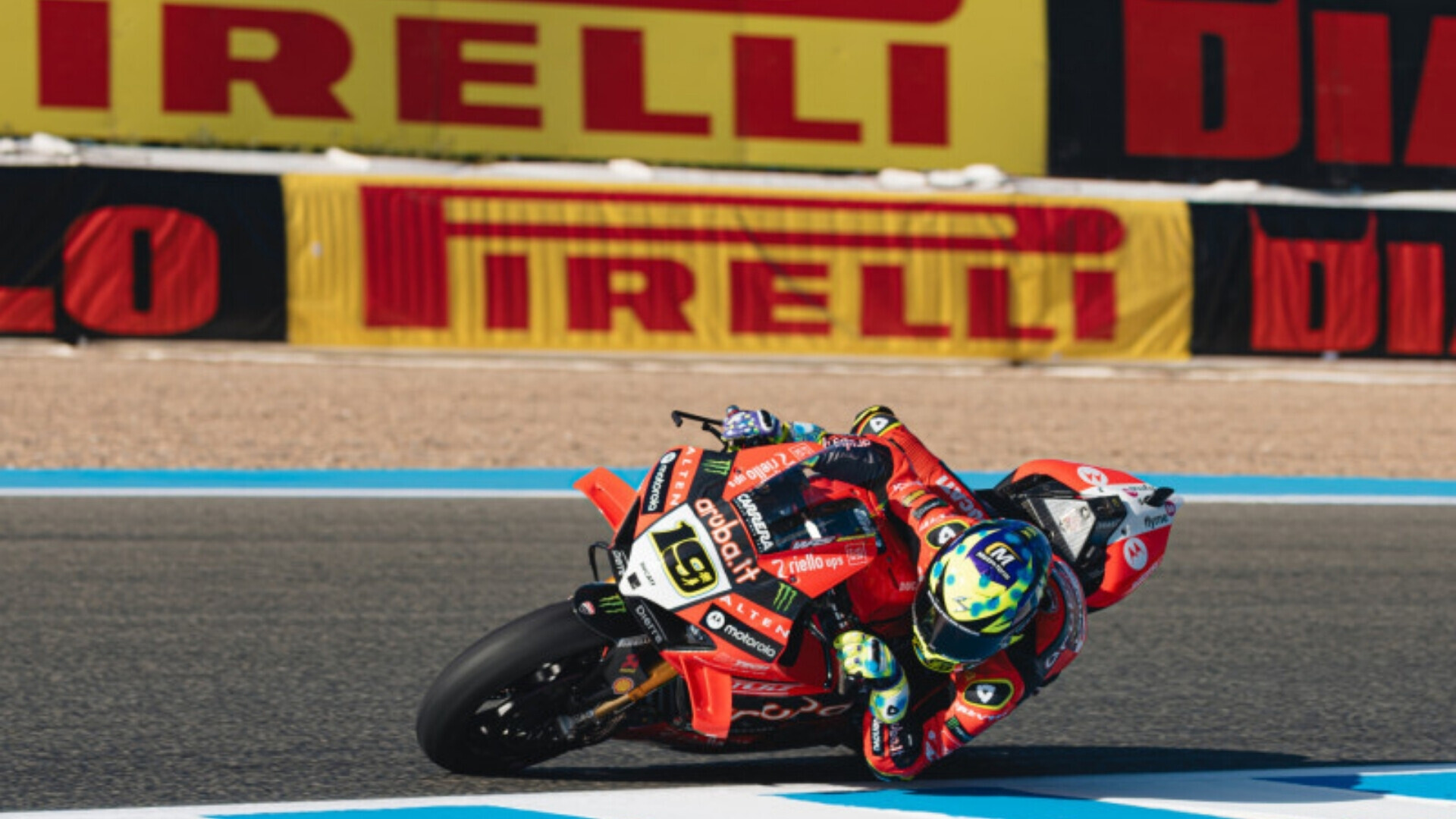 Álvaro Bautista in sella alla Ducati ufficiale, equipaggiata con pneumatici Pirelli, durante una gara di Superbike.