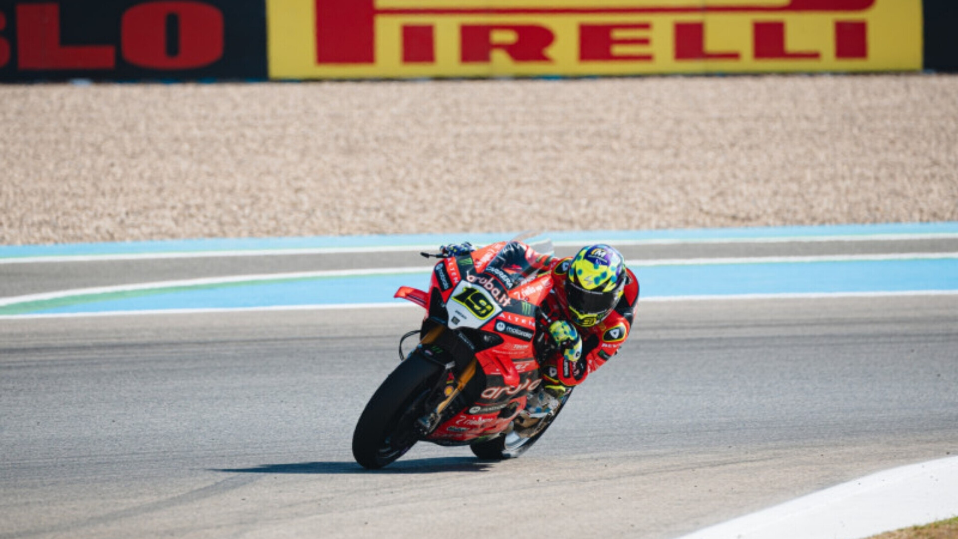 Pirelli Alvaro Bautista Ducati 2 Primo piano di Álvaro Bautista con la sua Ducati e pneumatici Pirelli, fotografato ai box durante un evento Superbike.