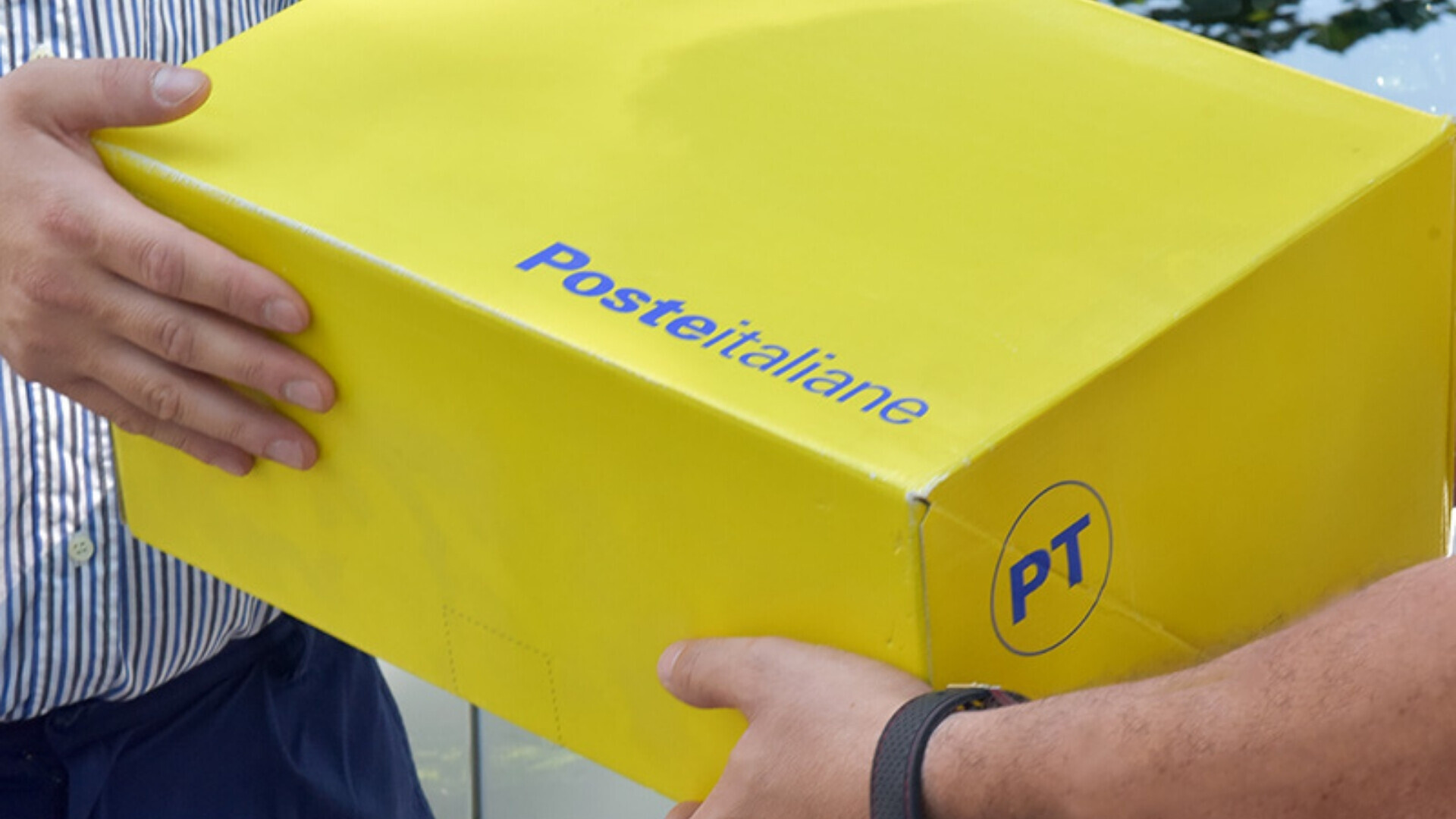 Consegna di un pacco di Poste Italiane