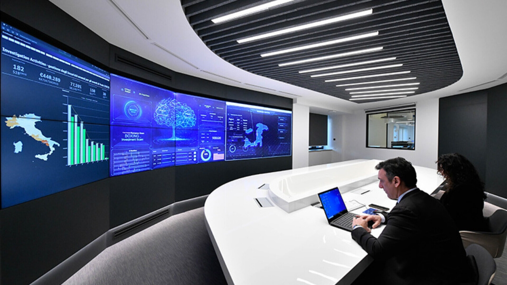 Fraud prevention center Poste Italiane Sala operativa del Fraud Prevention Center di Poste Italiane, con operatori e monitor dedicati al monitoraggio della sicurezza digitale.