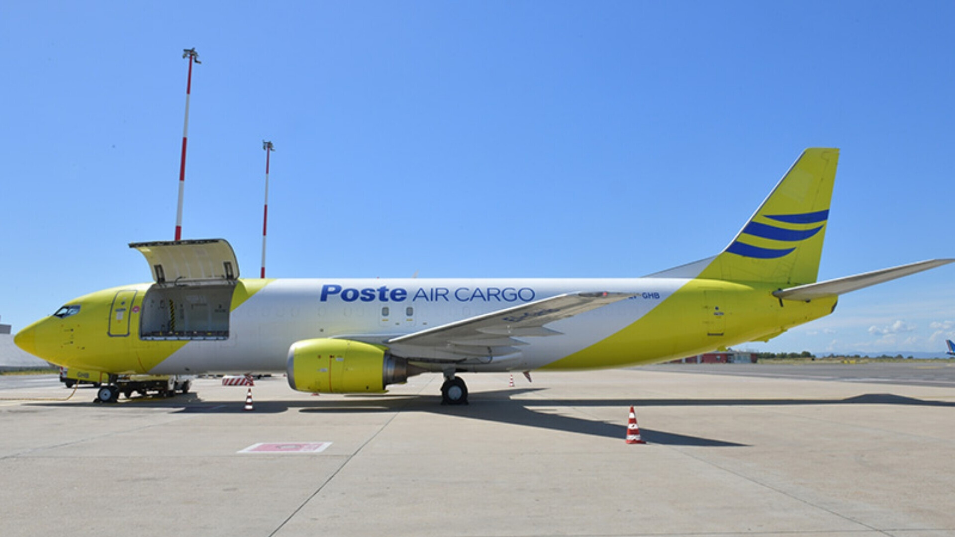 Aereo cargo di Poste Italiane utilizzato per il trasporto rapido di pacchi e corrispondenza sul territorio nazionale e internazionale.