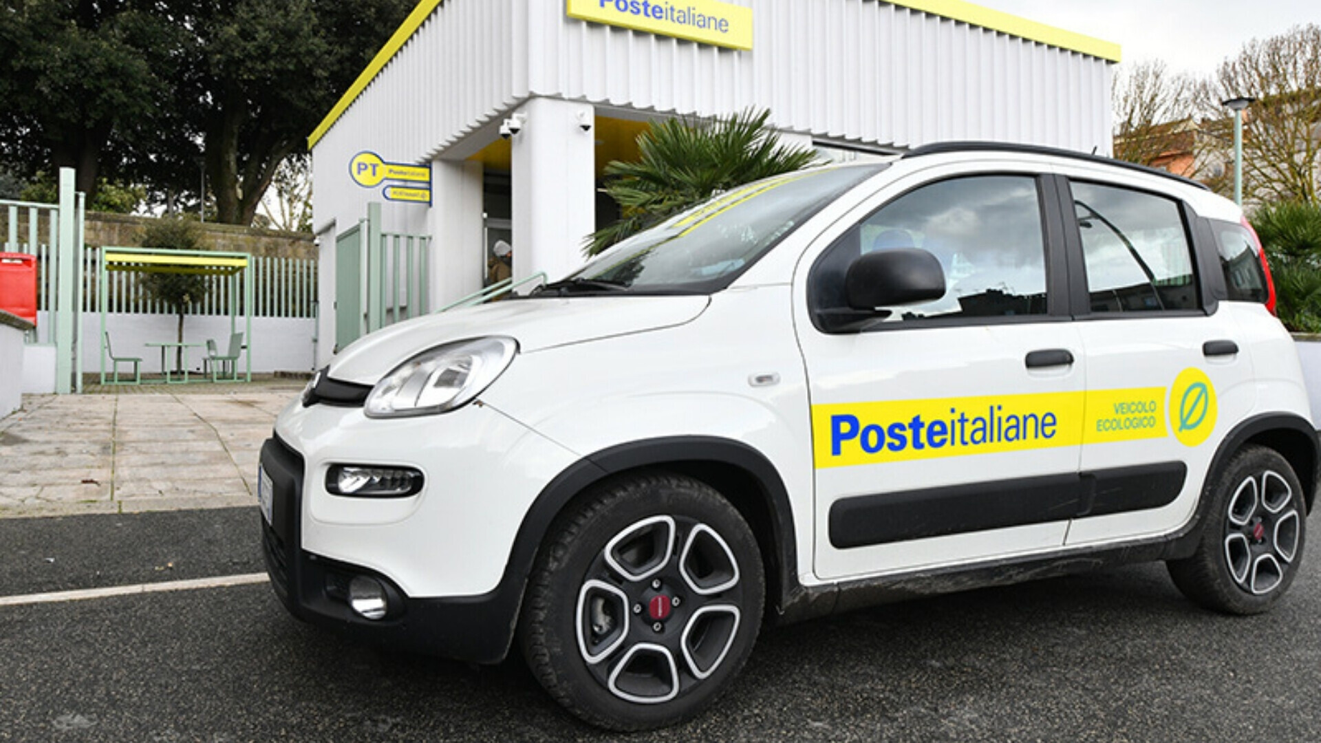 Veicolo ecologico Poste Italiane Veicolo elettrico Poste Italiane per la consegna sostenibile della posta, con livrea aziendale gialla.