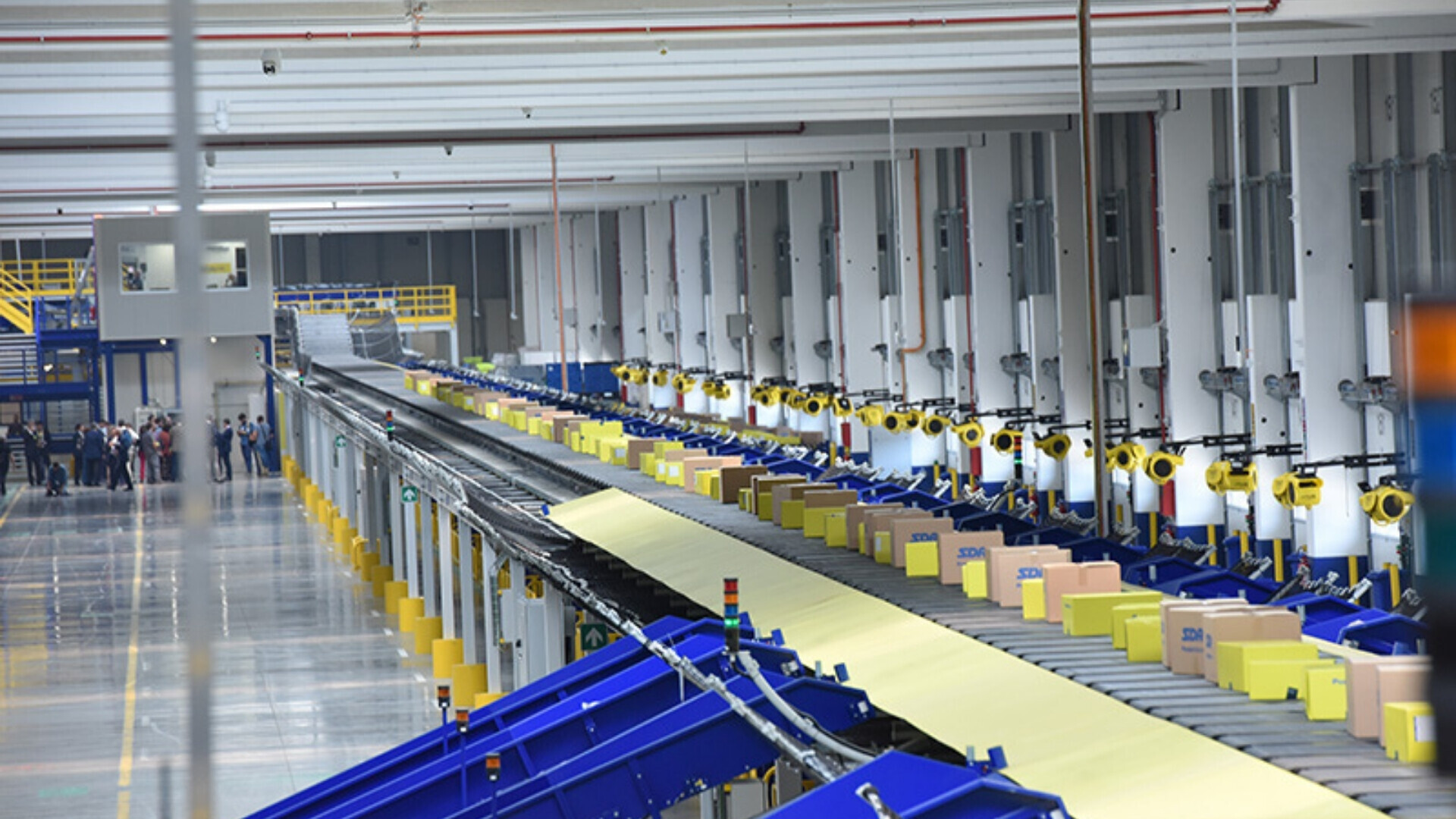 Centro logistico di Poste Italiane con nastri trasportatori.