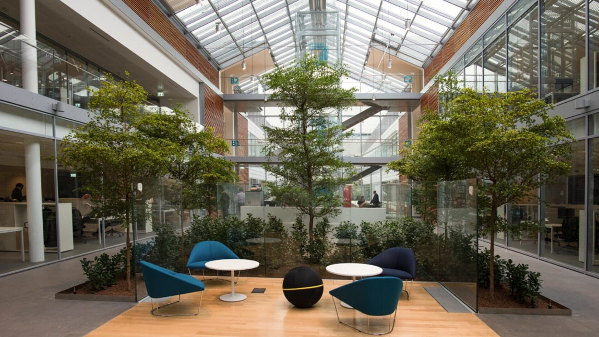 Interno moderno della sede Prysmian con uffici e spazi di lavoro.