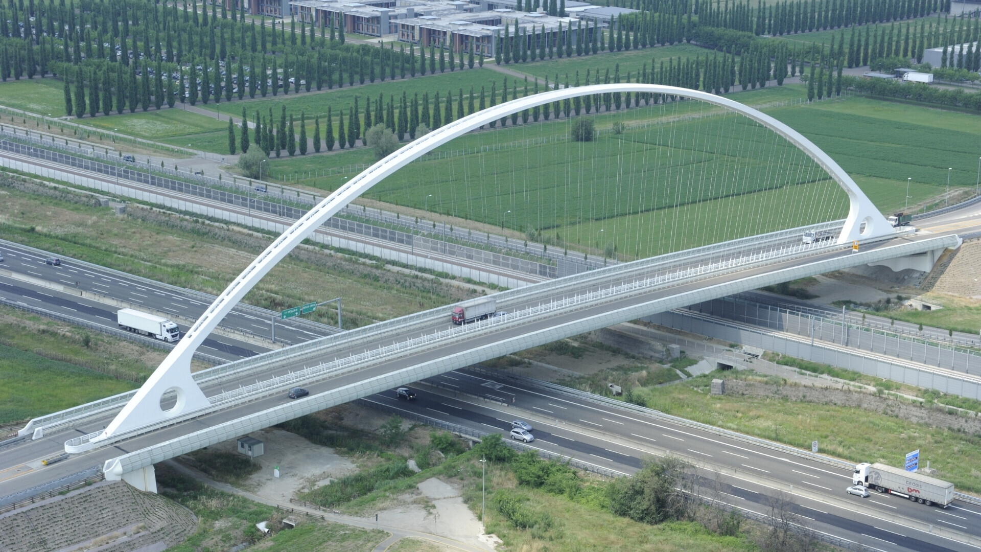 Progetto di ferrovia ad alta velocità, con binari e infrastrutture moderne.