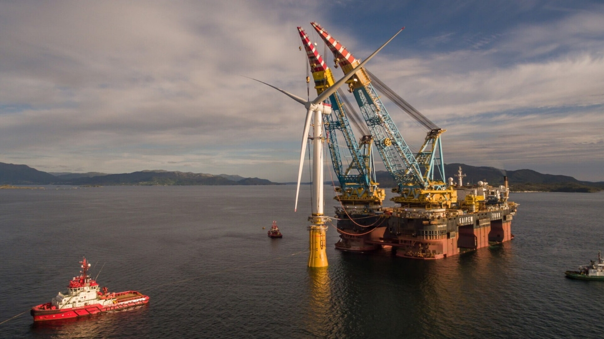 Piattaforma offshore Saipem 7000 in mare aperto, utilizzata per operazioni di sollevamento e costruzione industriale.