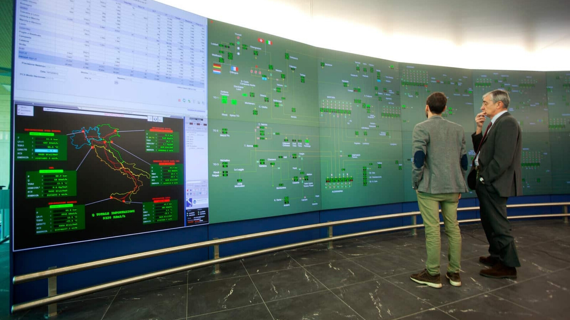Interno del Centro di Dispacciamento Snam, con operatori davanti a schermi e pannelli di controllo della rete gas.