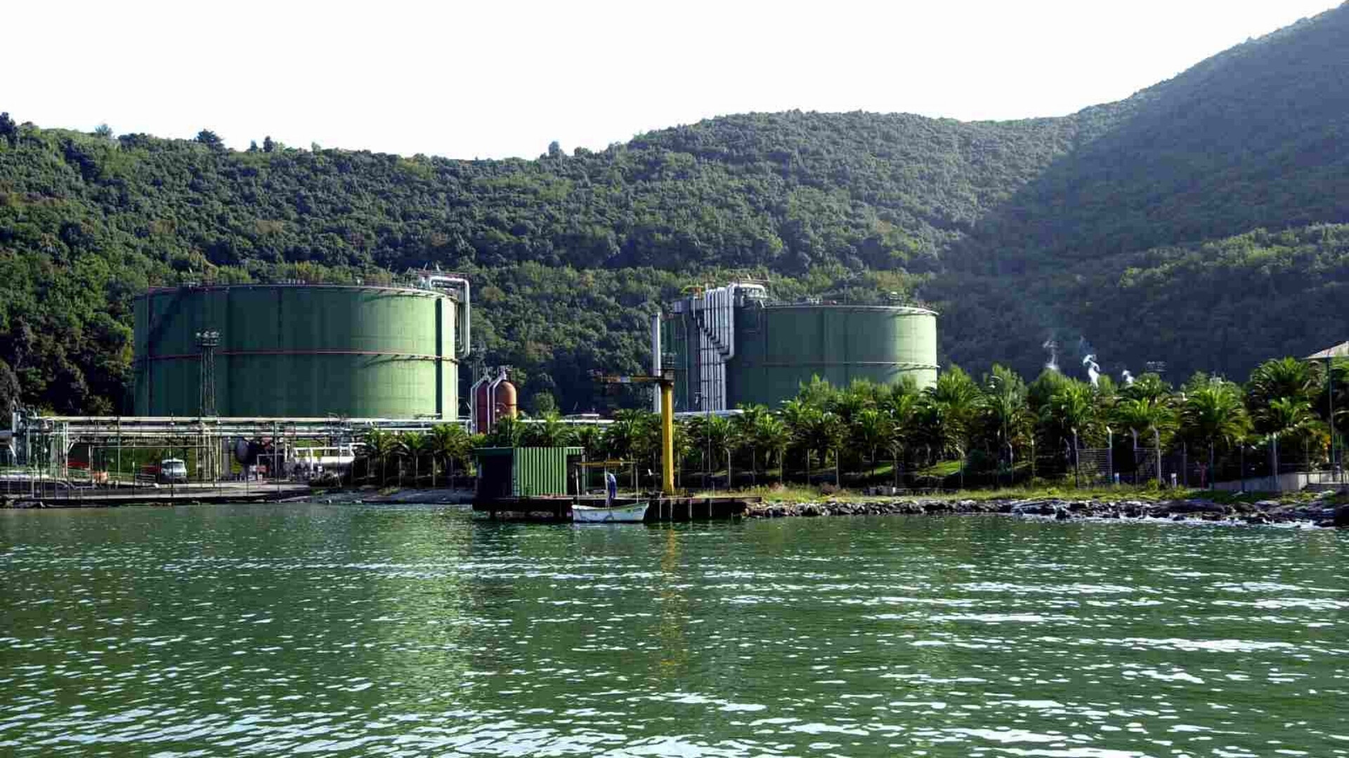 Vista esterna di terminali di rigassificazione Snam, con serbatoi e infrastrutture per il gas naturale liquefatto (GNL).