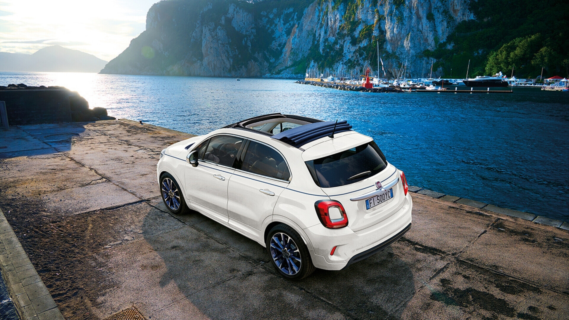 Fiat 500X Dolcevita Launch Edition parcheggiata, con dettagli eleganti e design esclusivo.