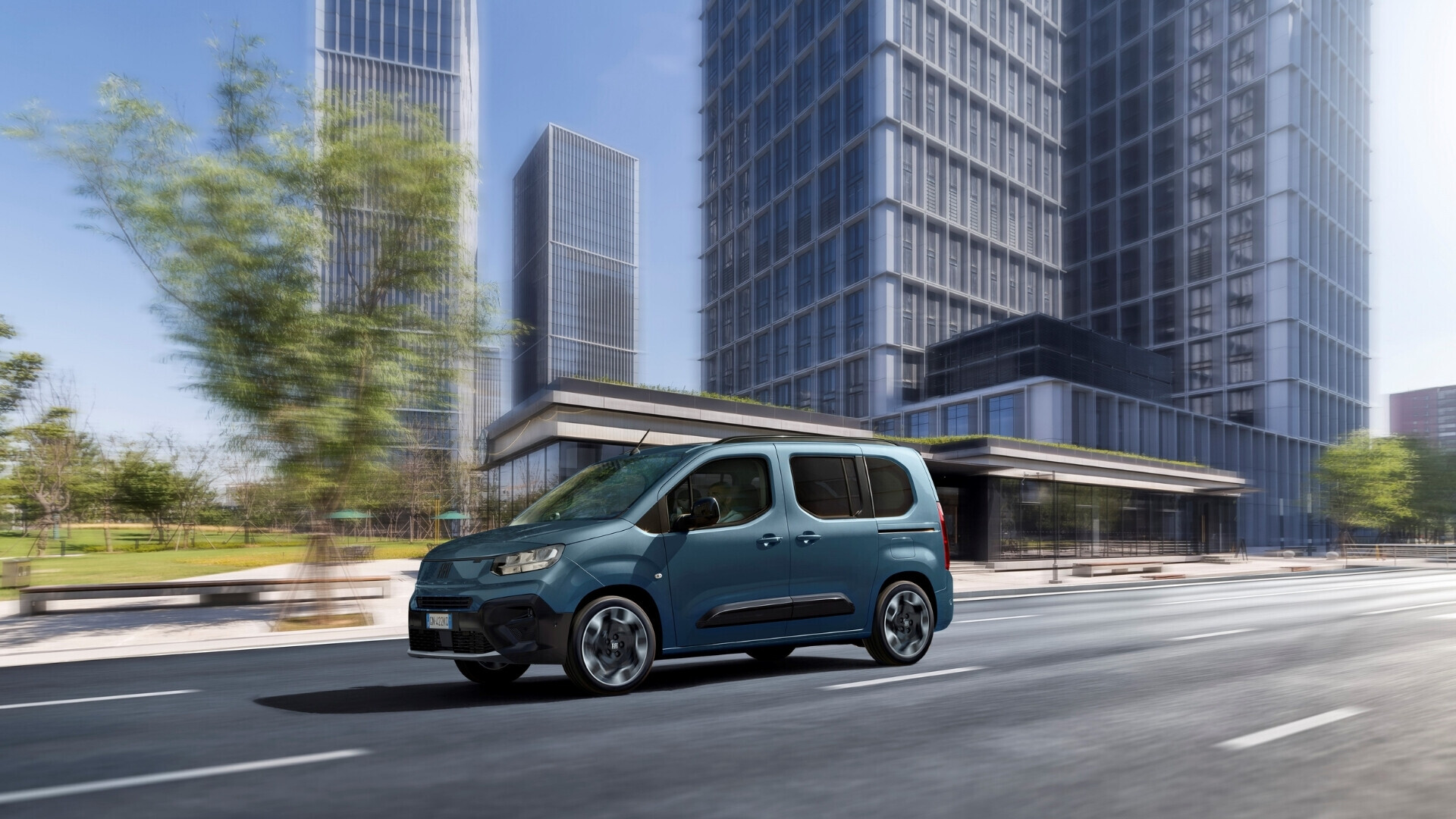 Fiat E-Doblò elettrica, veicolo commerciale sostenibile, fotografata in contesto urbano.