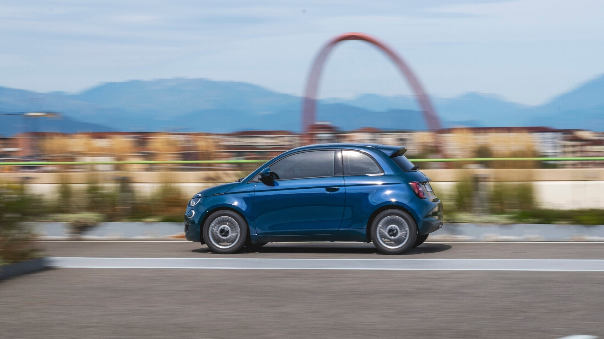 Vista laterale della Fiat 500 Hybrid, con dettagli della carrozzeria e fari a LED.