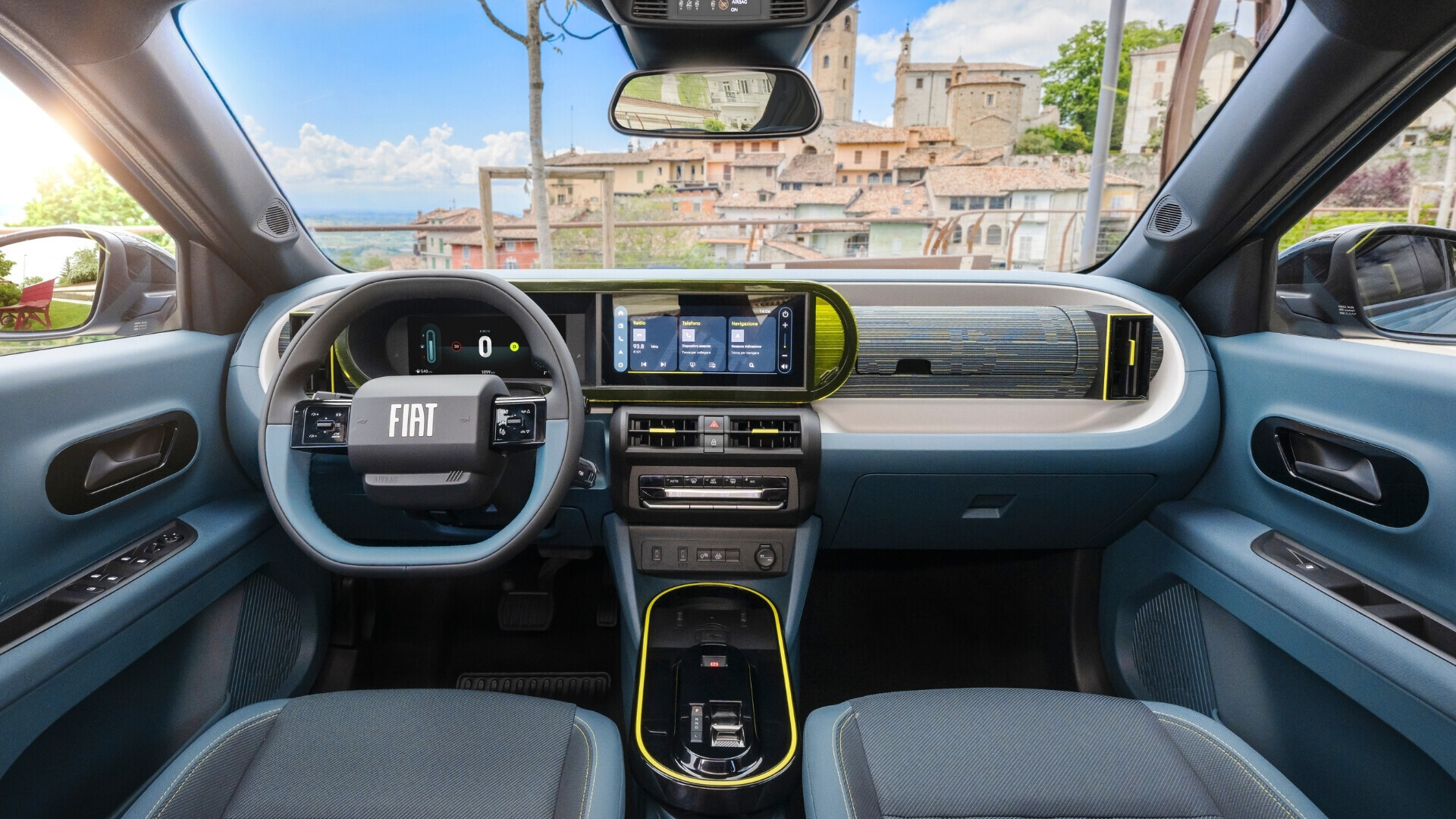 Stellantis Grande Panda Hybrid interni Interni della Fiat Grande Panda Hybrid, con plancia, volante e display digitale in evidenza.