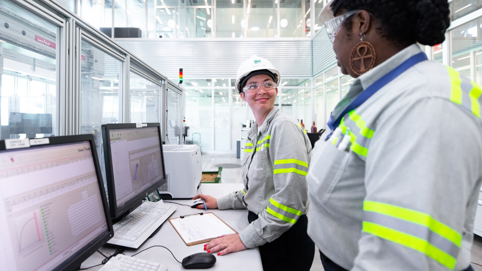 Stabilimento Tenaris a Bay City, Texas, con infrastrutture industriali e impianti produttivi visibili.