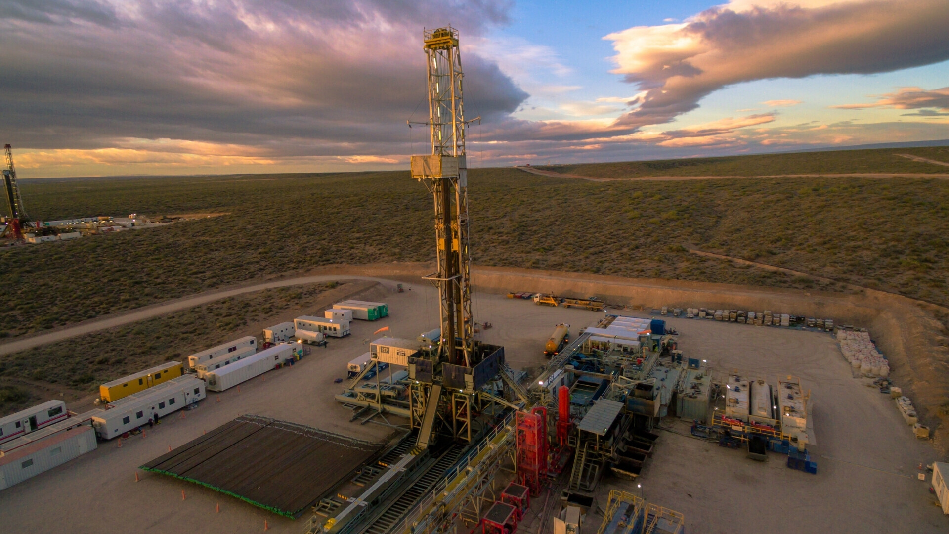 Operazioni Tenaris nella zona di Vaca Muerta, Argentina, con attività legate all’industria petrolifera e del gas.