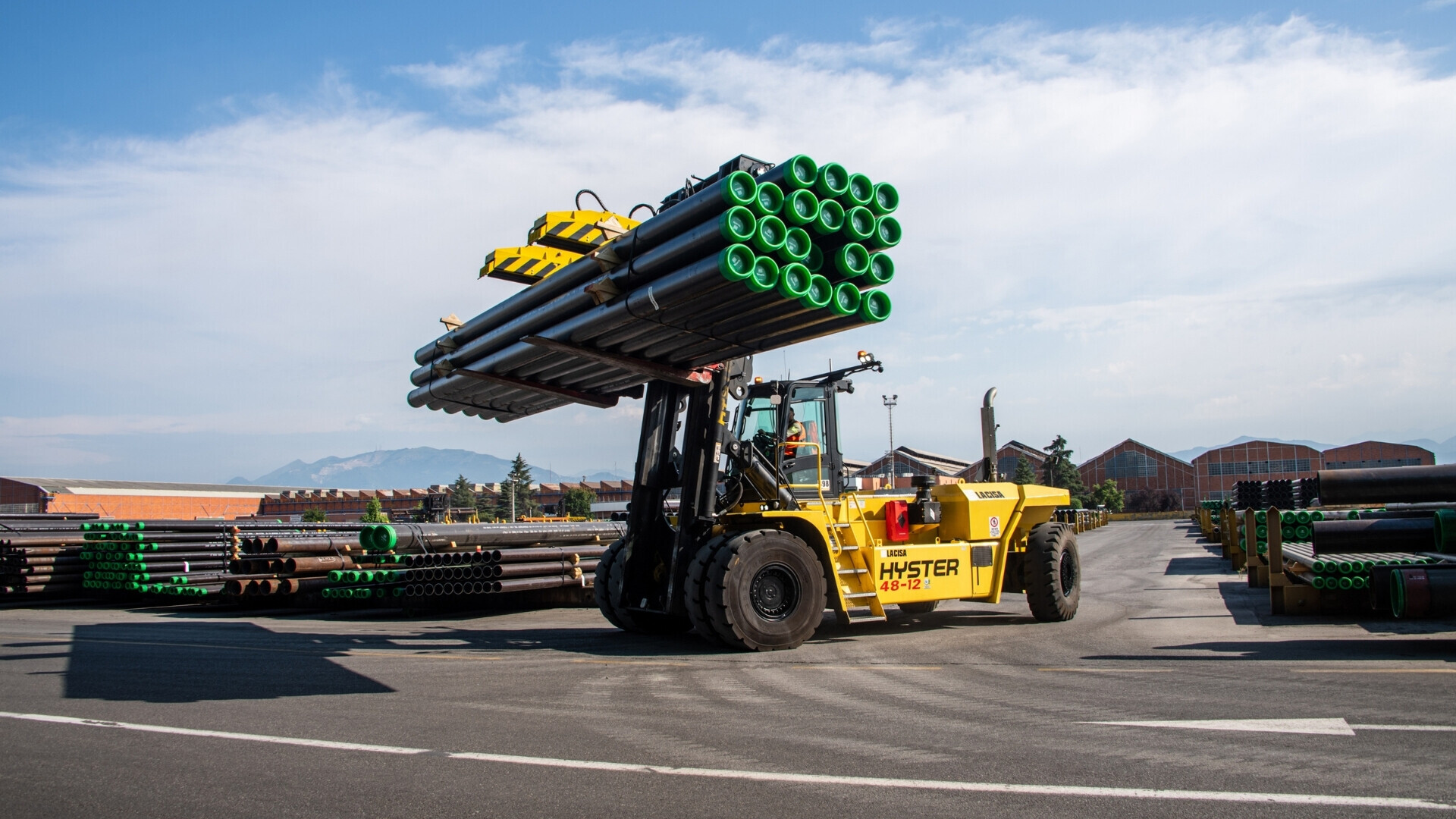 Dalmine, Italy Stabilimento Tenaris a Dalmine, Italia, con impianti produttivi di tubi in acciaio e officine industriali.
