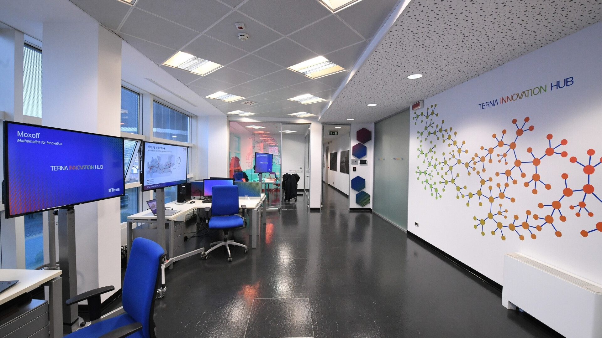 Innovation Hub di Terna a Milano, spazio moderno dedicato a ricerca e sviluppo tecnologico nel settore energetico.