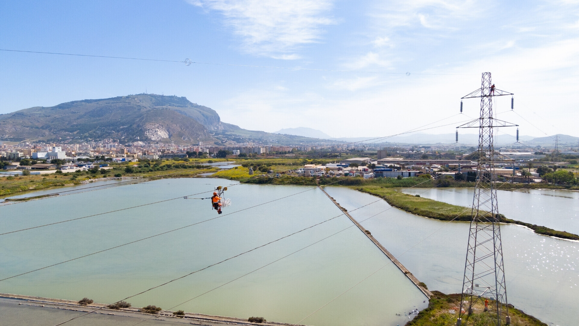 Terna avifauna dissuasori saline Trapani Tralicci Terna dotati di dissuasori per la protezione dell’avifauna nelle saline di Trapani.