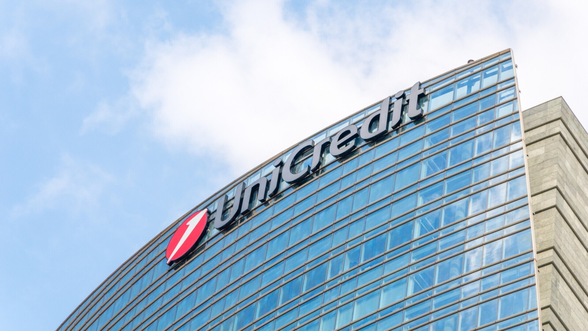 Vista dal basso del logo di UniCredit sull'edificio di Piazza Gae Aulenti